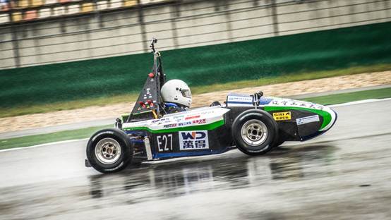 说明: D:\李刚1\车队\2017车队合同、报告、宣传资料\给万得集团肖主任的宣传资料\万得电车队资料\2015\2015FSEC上海站\修-0096.jpg